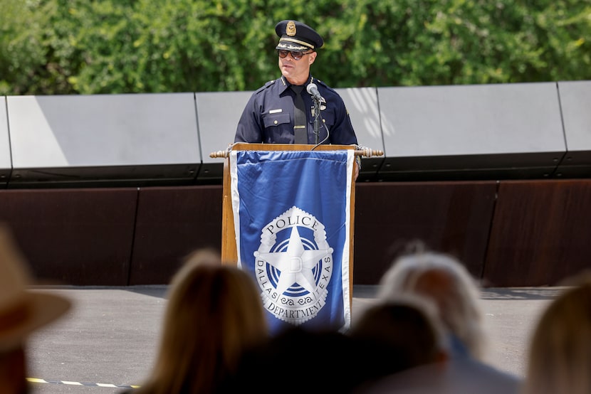 Eddie García, jefe de la policía de Dallas, habla durante la conmemoración del Police...