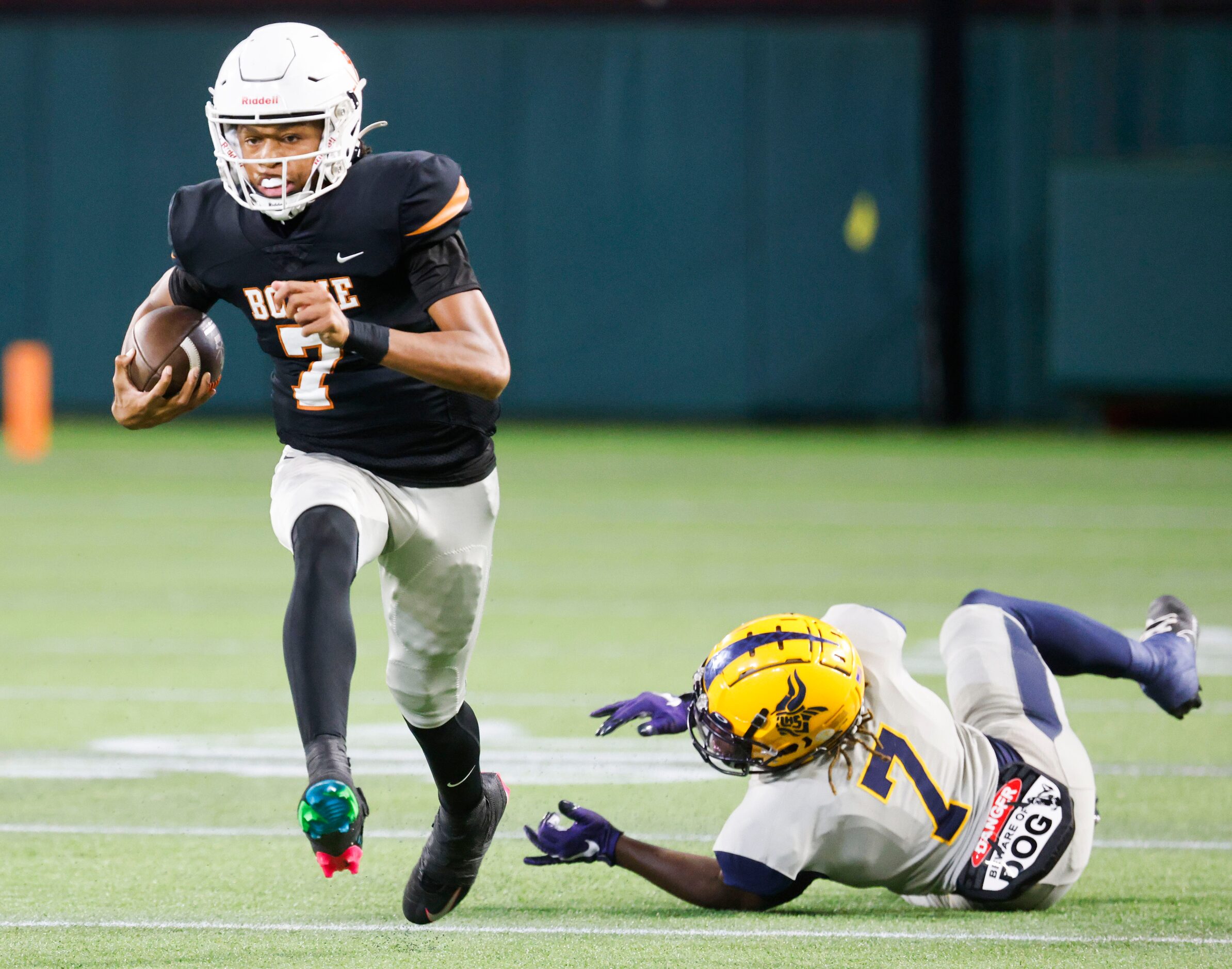 James Bowie High’s Larry Nichols (7) runs past Lamar High’s Braylon Sneed during the first...