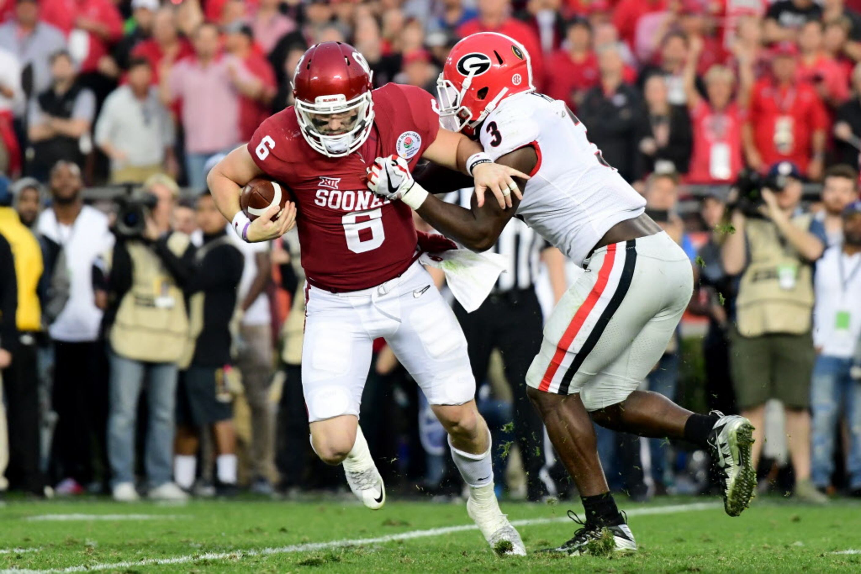 Oklahoma Sooners quarterback Baker Mayfield (6) catches for a touchdown  against the Georgia Bulldogs during the first half of the College Football  Playoff semifinal at the Rose Bowl in Pasadena, C …