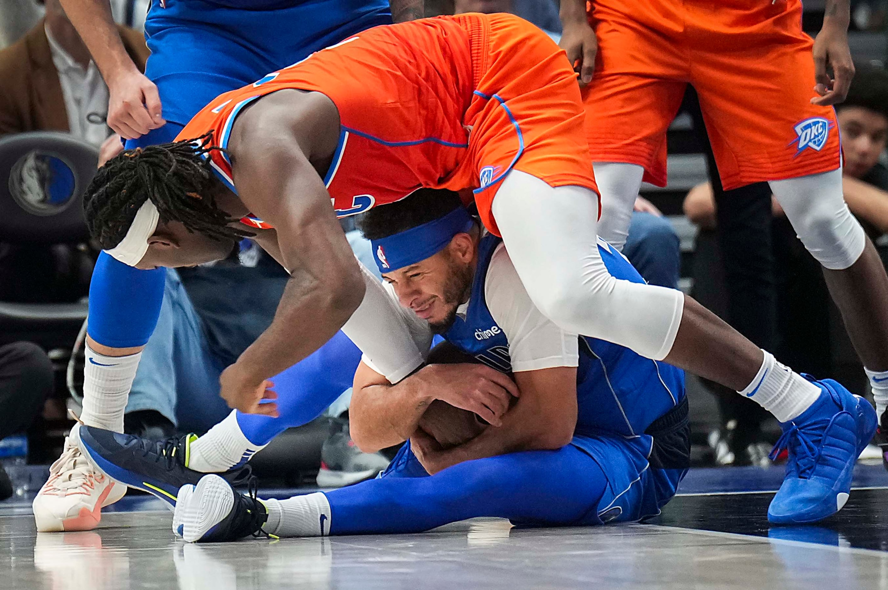 Dallas Mavericks guard Seth Curry (30) wrestles a loose ball away from Oklahoma City Thunder...