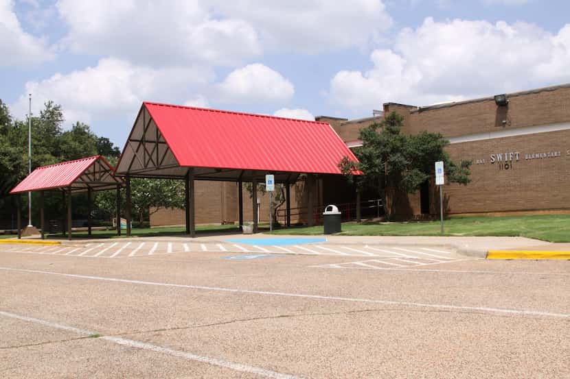 Swift Elementary School en Arlington, Texas, estará cerrada por al menos una semana para...