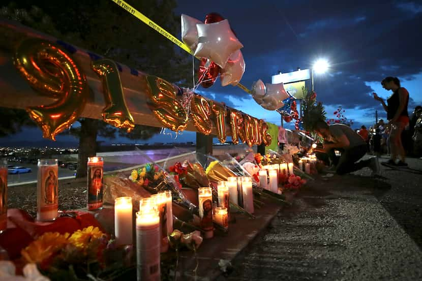 Un memorial. que dice 915 Strong fue desplegado afuera de Walmart en El Paso, Texas, el lunes.