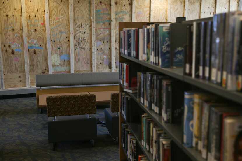 La biblioteca Fretz al norte de Dallas se quedó sin ventanales luego de la tormenta del 9 de...