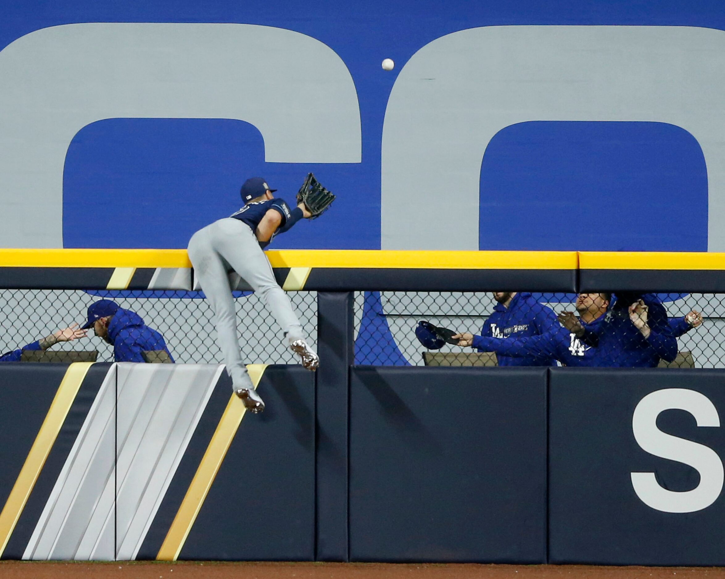 Tampa Bay Rays center fielder Kevin Kiermaier (39) can't make the play on the fence as Los...