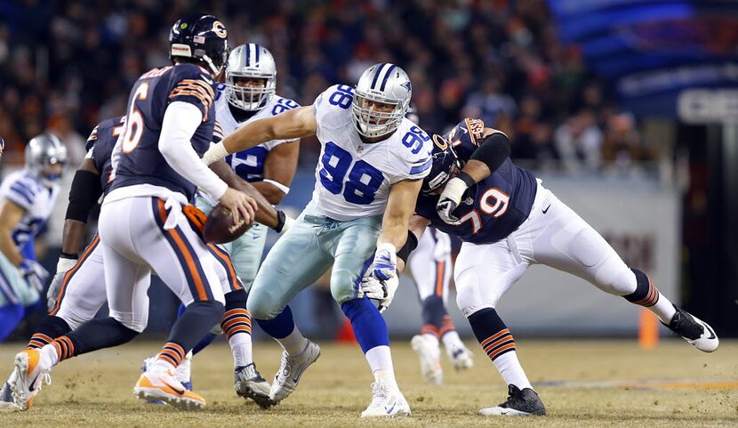 Dallas Cowboys defensive tackle Tyrone Crawford (98) bears down on Chicago Bears quarterback...