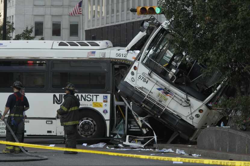 En el accidente murieron el conductor de uno de los autobuses que iba vacío y una pasajera...