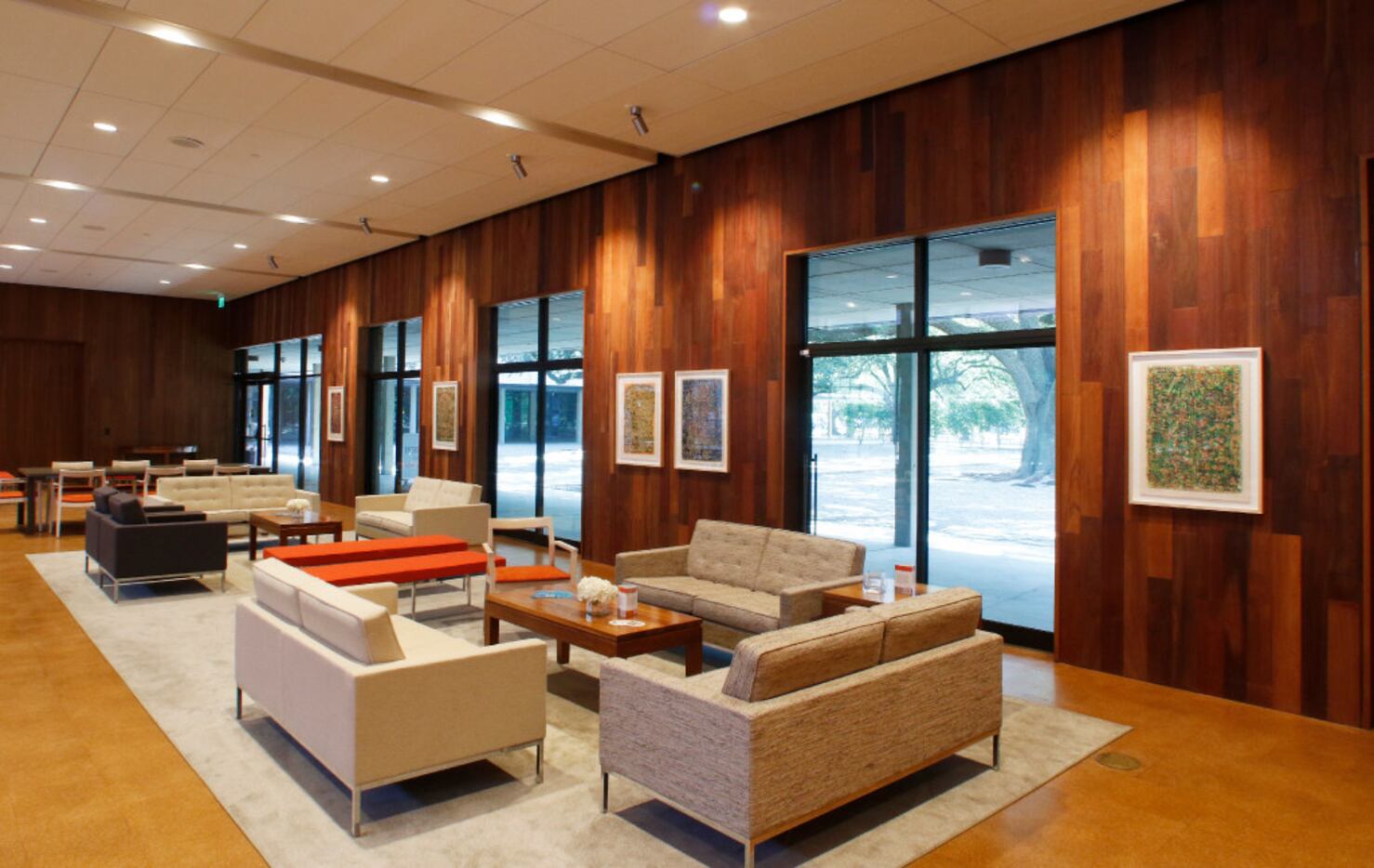 The remade Temple Emanu-El complex comes together in a spacious new gathering area. 