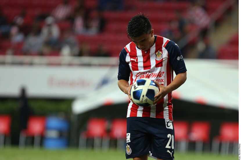 León goleó como visitante 3-0 a las Chivas en jornada de media semana del futbol mexicano.