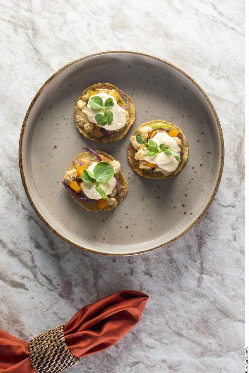 Las tostadas de pollo, coliflor, mango y salsa de queso las logra al mezclar los jugos y la...