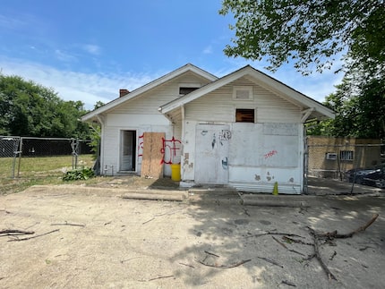 Lawnie's is a new icehouse set in a (now-renovated) 100-year-old house on Henderson Avenue....