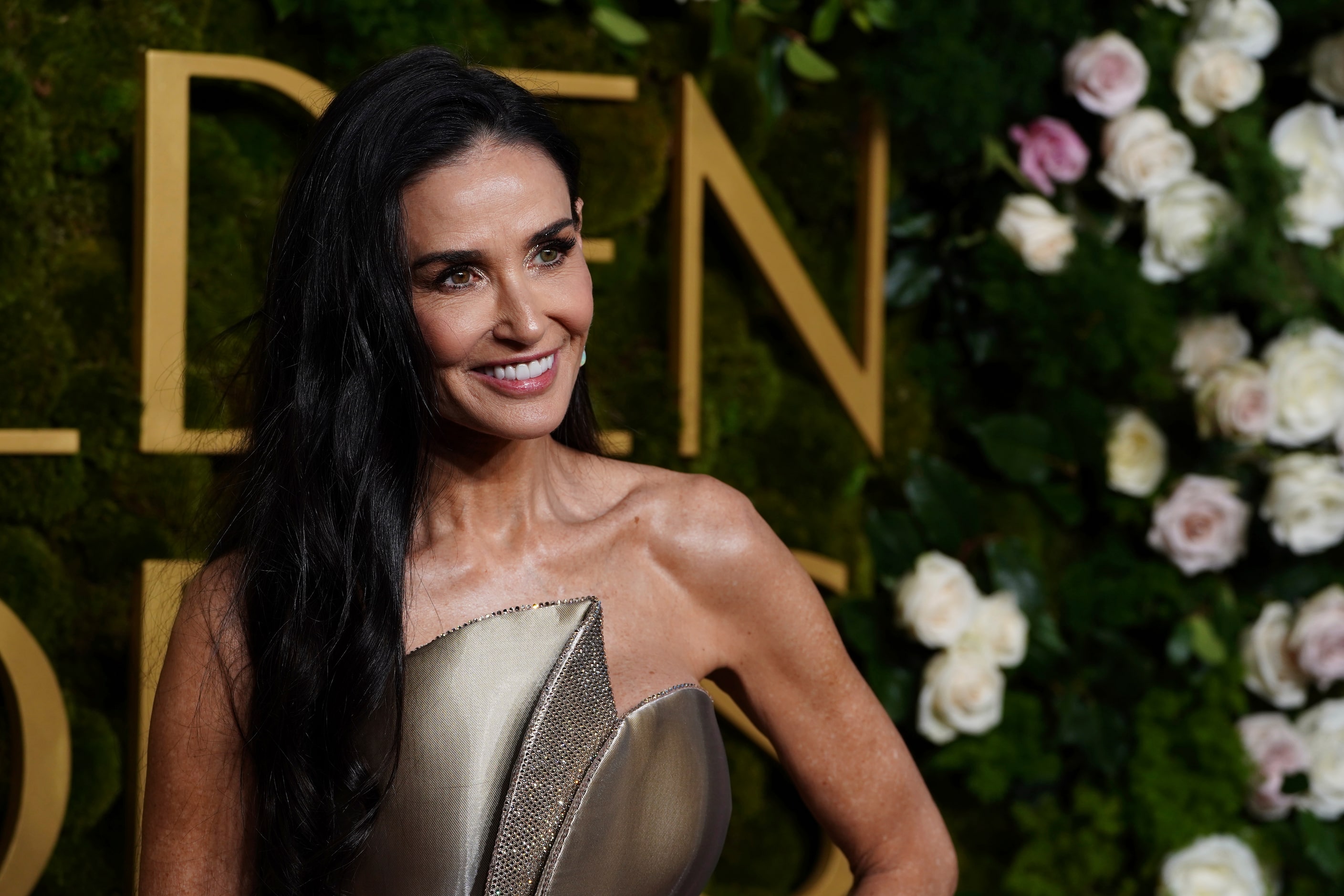 Demi Moore llega a la 82ª edición de los Globos de Oro el domingo 5 de enero de 2025 en el...