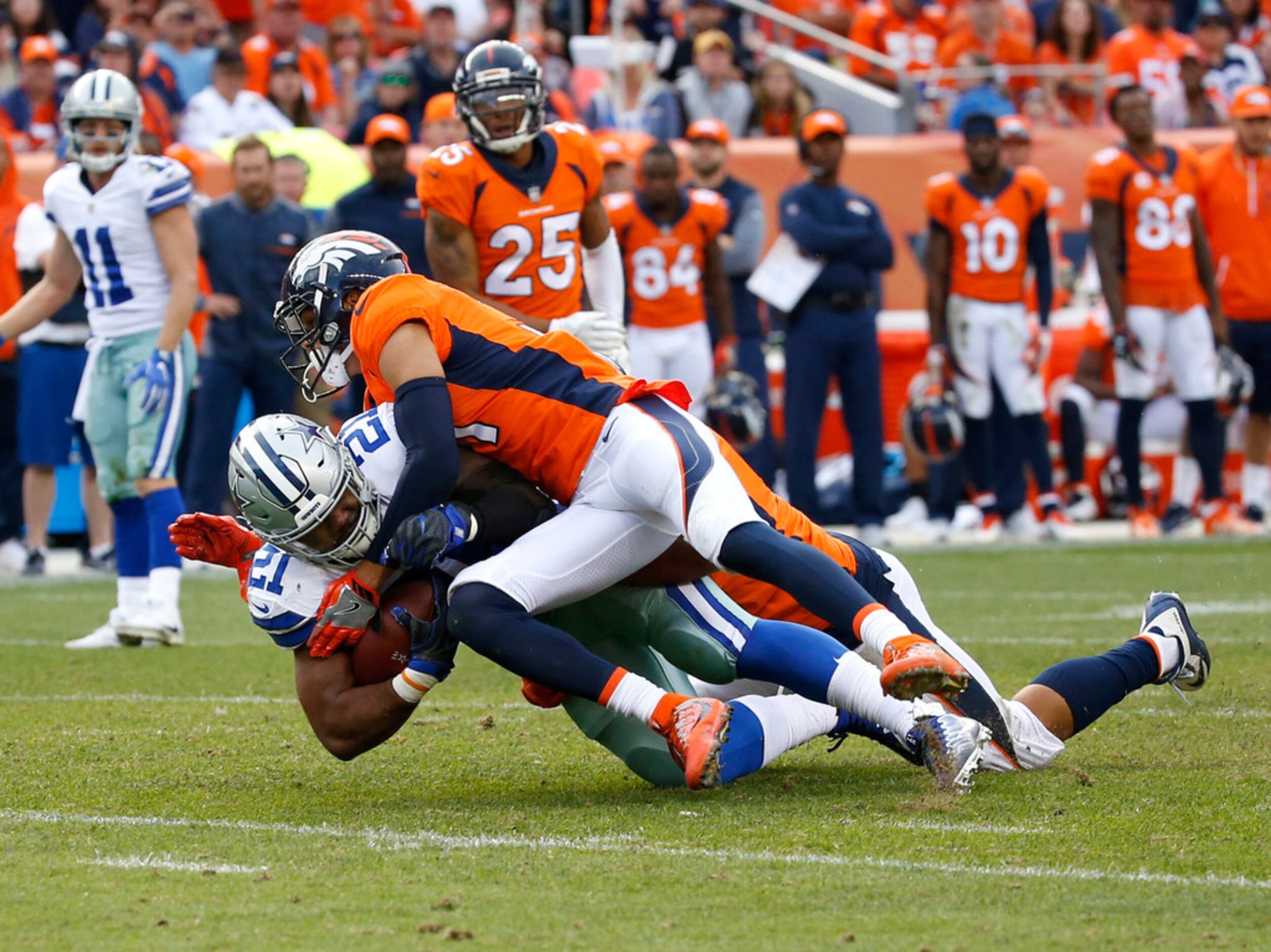 Barry Sanders breaks free from 3-man tackle against Bears. 