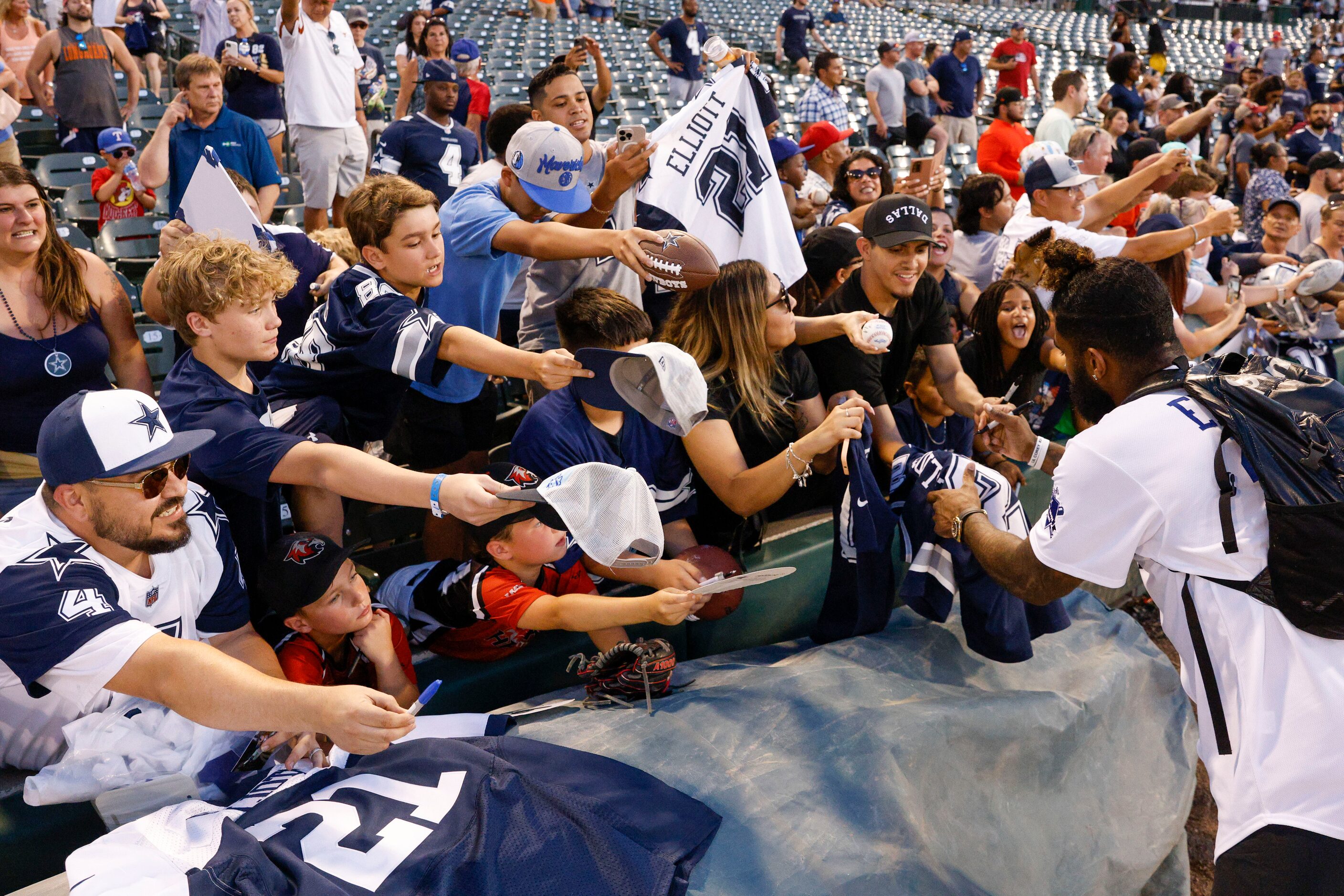 Dallas Cowboys running back Ezekiel Elliott signs autographs for fans after the Reliant...