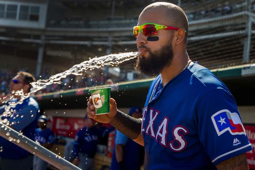 El segunda base de los Texas Rangers, Rougned Odor, escupe un trago de aguda durante un...