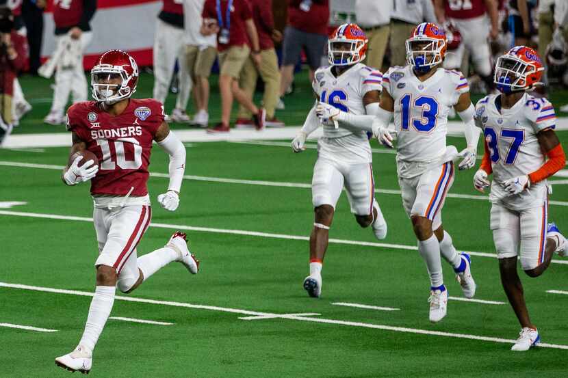 Oklahoma wide receiver Theo Wease (10) races past the Florida defense on 36-yard touchdown...