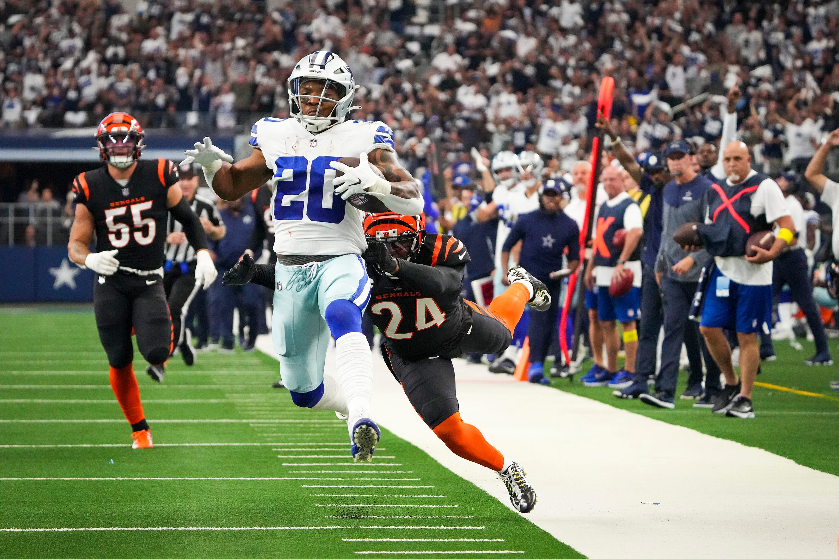 Dallas Cowboys running back Tony Pollard (20) gets past Cincinnati Bengals safety Vonn Bell...