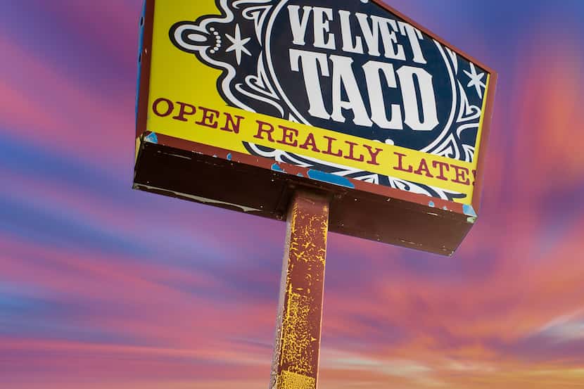 El letrero original de Velvet Taco del restaurante en 3012 N. Henderson Ave. en Dallas se...