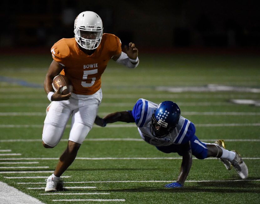 Arlington Bowie's Donoven Davenport (5) tries to get past North Mesquite's Davion Thompson...