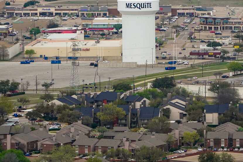Una torre de agua de Mesquite, ciudad que comenzará a instalar medidores eléctricos de agua...