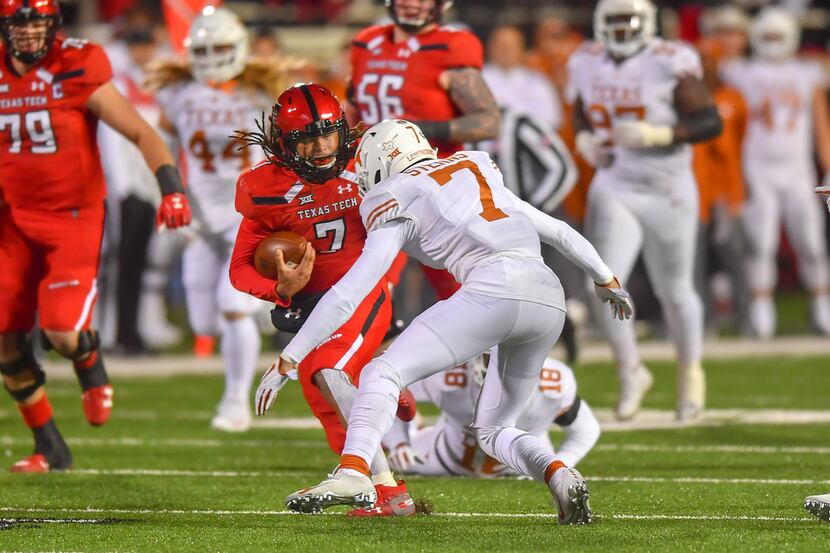 LUBBOCK, TX - NOVEMBER 10: Jett Duffey #7 of the Texas Tech Red Raiders tries to get past...