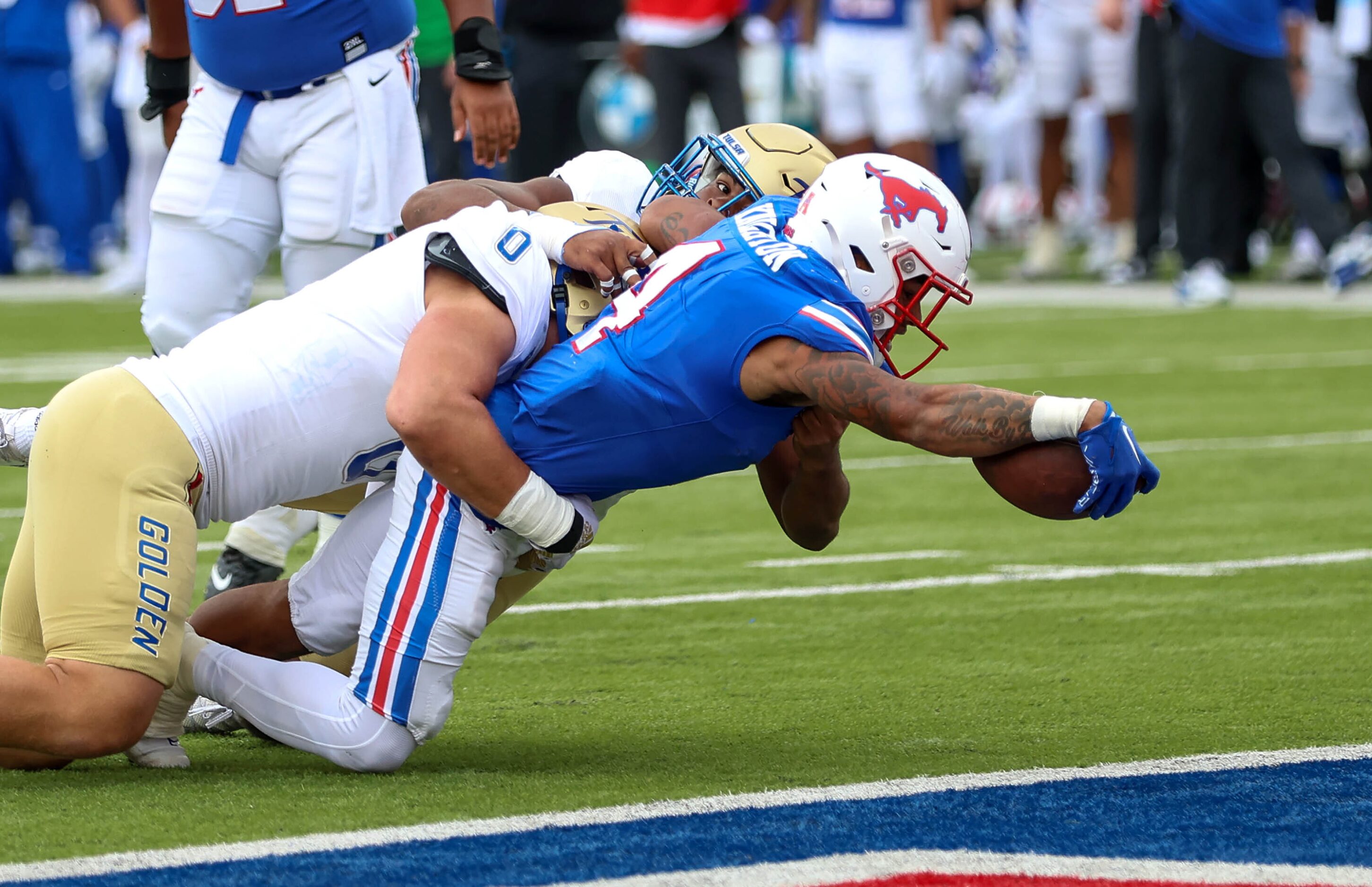 SMU running back Jaylan Knighton (4) reaches for the end zone for a 11 yard touchdown run...