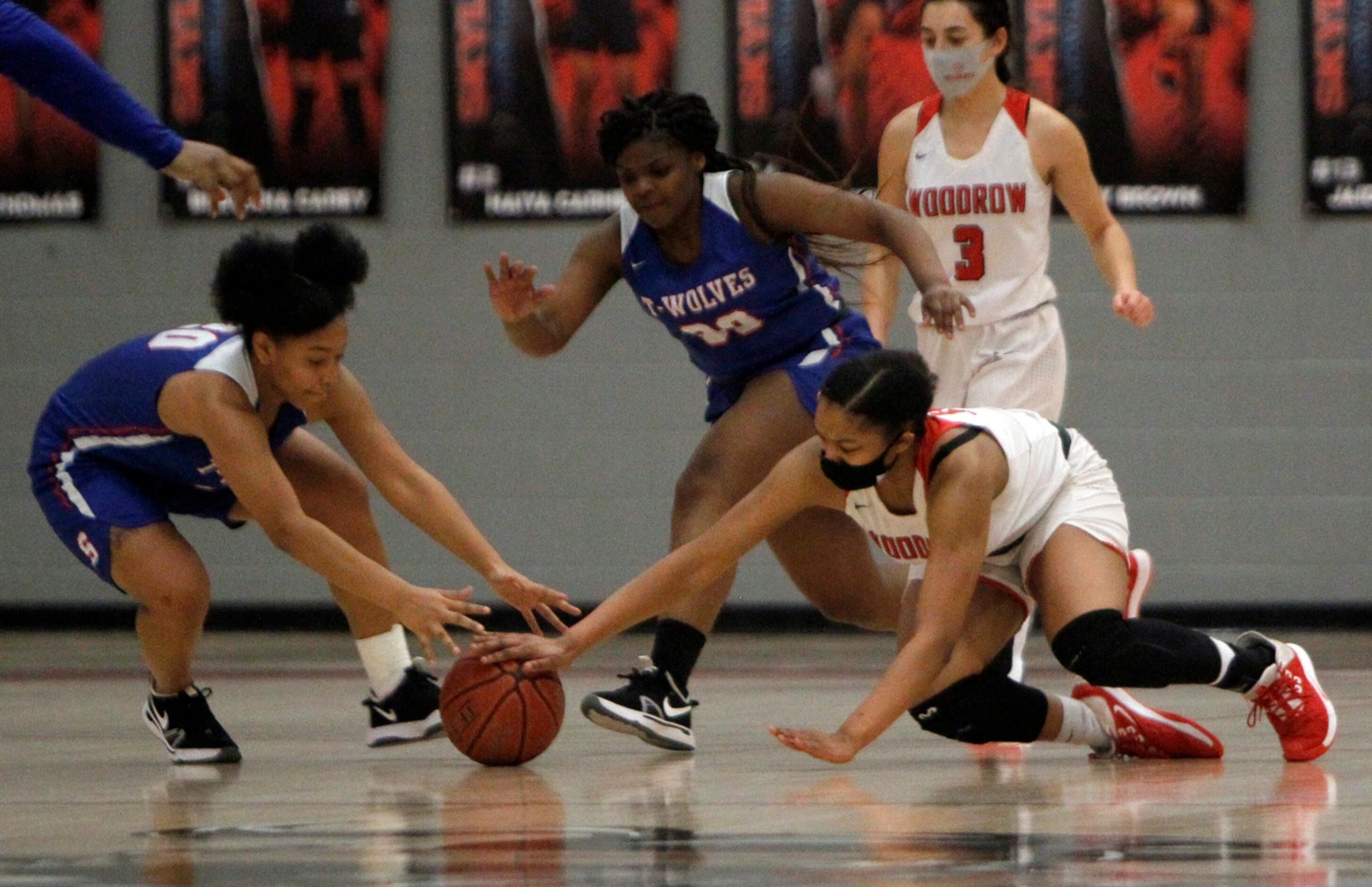 Dallas Woodrow Wilson's Karsen Shelby (10), right, battles with Dallas Spruce guard Jondrika...