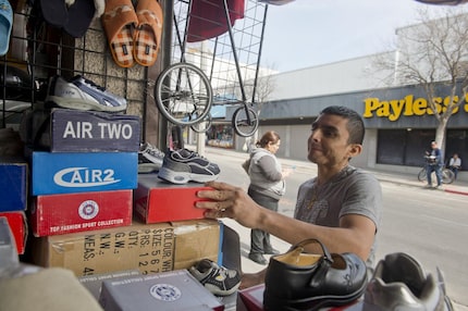 Fotografía de 2019 de una persona no identificada, residente de Nuevo Laredo, en una tienda...