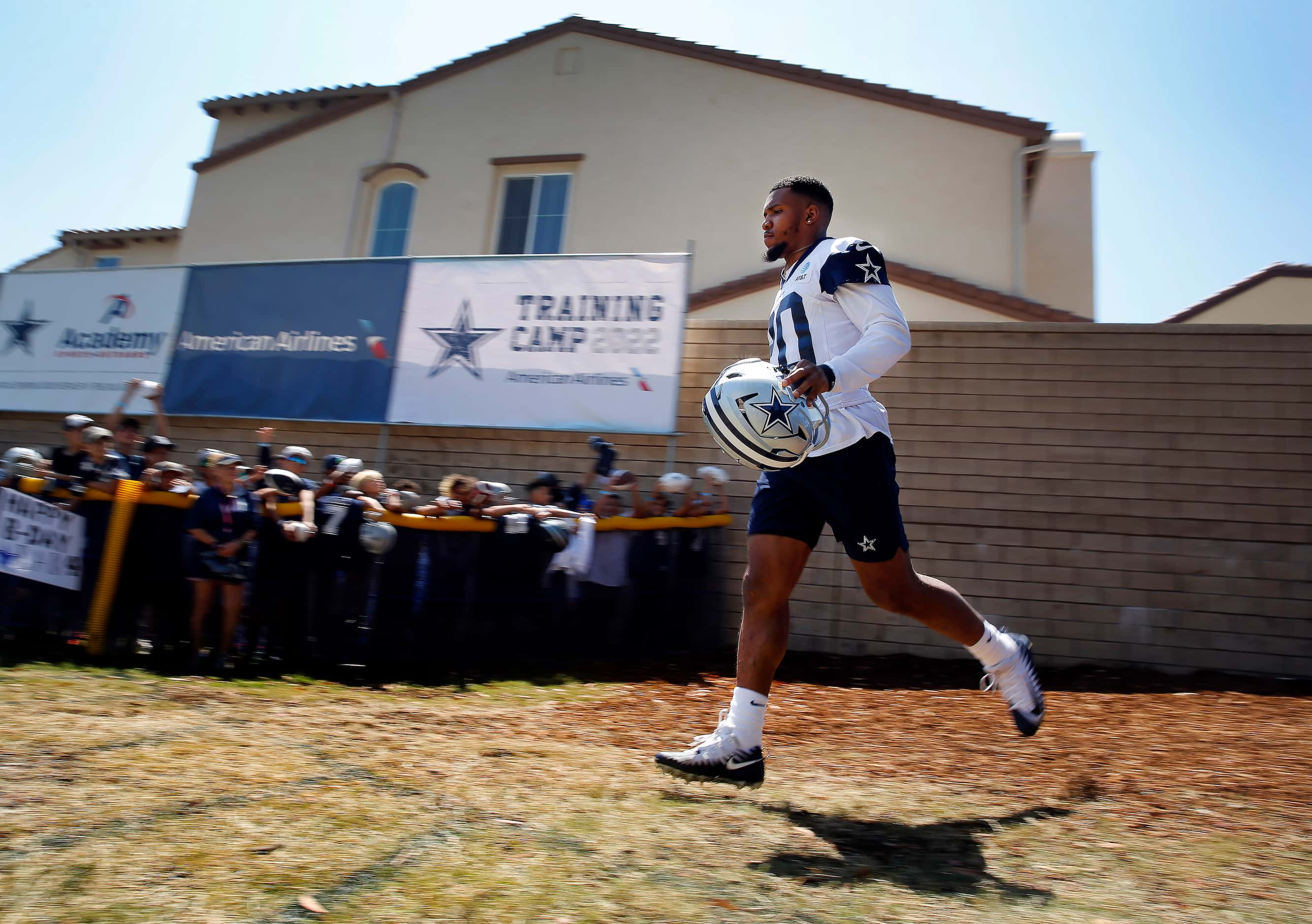 Dallas Cowboys running back Tony Pollard (20) jogs to the practice field for a Dallas...