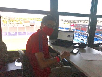 Rafael Calderón en la cabina de transmisiones del Toyota Stadium de Frisco.