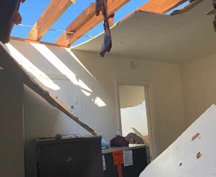El techo del departamento donde vivían  Sandra Vázquez y su familia, quedó destruido.