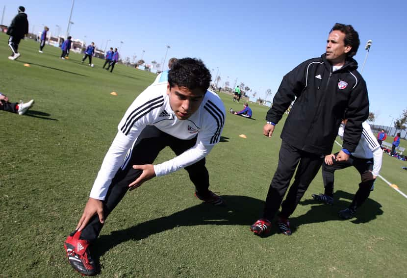 Foto de archivo de Al Día de 2008, con Óscar Pareja trabajando con la academia del FC Dallas.