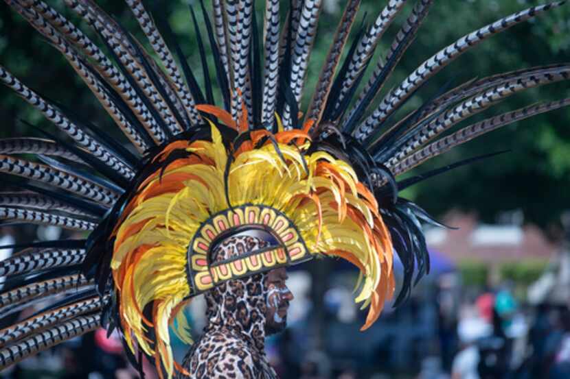 José Guzmán de Danza Guerreros Chichimecas Tonaantzin se prepara para su presentación en el...