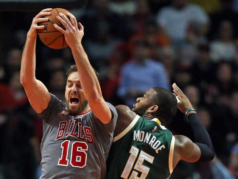 CHICAGO, IL - JANUARY 05: Pau Gasol #16 of the Chicago Bulls rebounds over Greg Monroe #15...