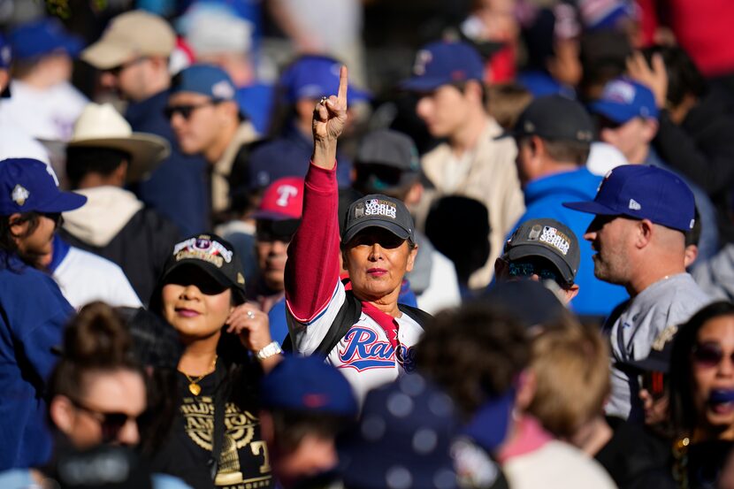 Los fans celebran el campeonato de los Rangers de Texas durante el desfile en Arlington,...