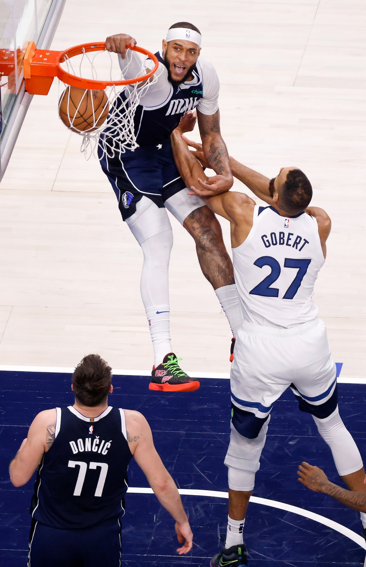 Dallas Mavericks center Daniel Gafford (21) dunks the ball over Minnesota Timberwolves...