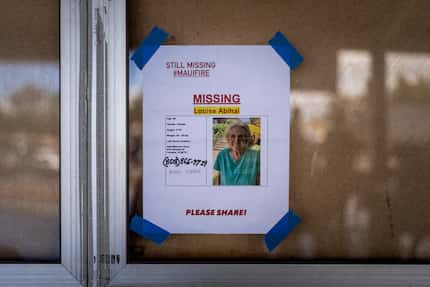 Un cartel sobre una persona residente en Lahaina desaparecida se ve en un tablón de anuncios...