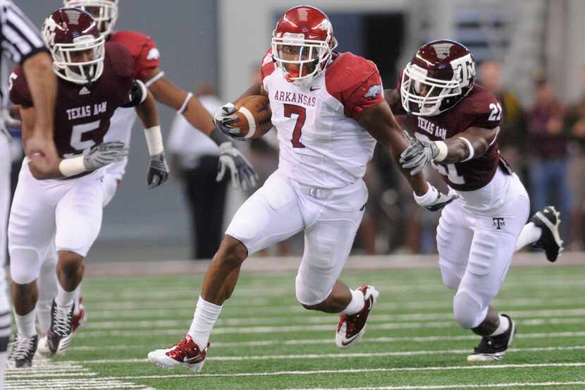 02:39 p.m. - Arkansas running back, Knile Davis, (7) avoids being tackled by Texas A&M's...