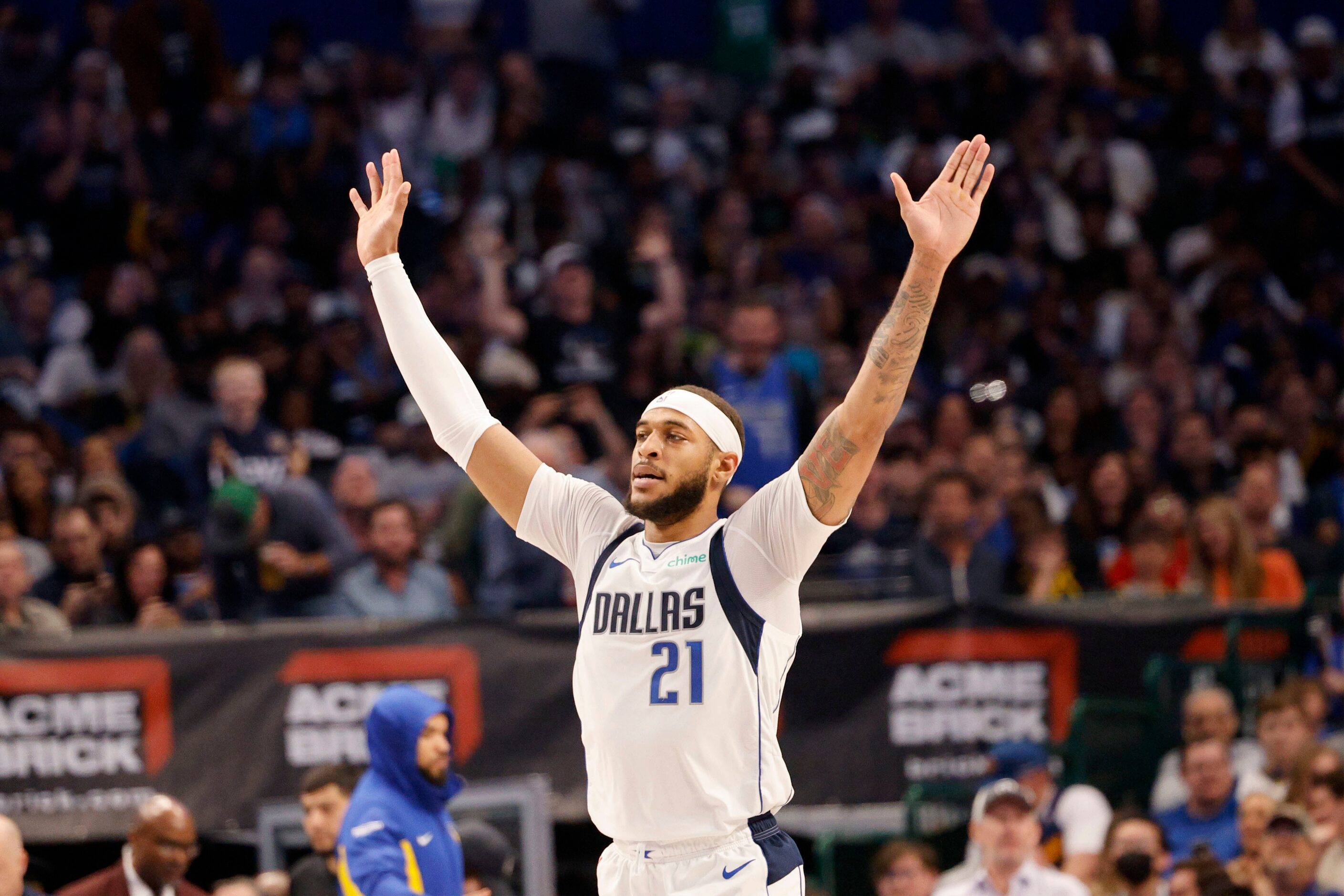 Dallas Mavericks center Daniel Gafford (21) greets the audience before an time-out during...