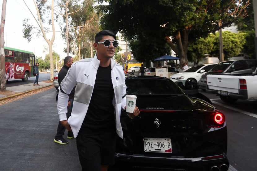 Alan Pulido se reportó a las pruebas médicas en una clínica ubicda en la Avenida Vallarta./...