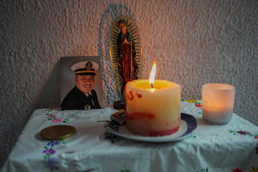 Una foto de Arturo Zacarías Meza, un tripulante del buque mercante Galaxy Leader, colocada...