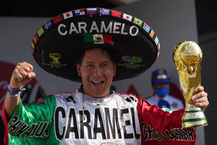 Héctor Chávez, hincha de la selección de México conocido como "Caramelo" muestra una réplica...