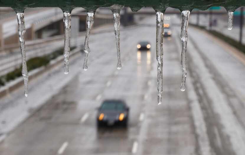 Autos conducen sobre el US-75 pese al hielo en las carreteras el miércoles 1 de febrero de...