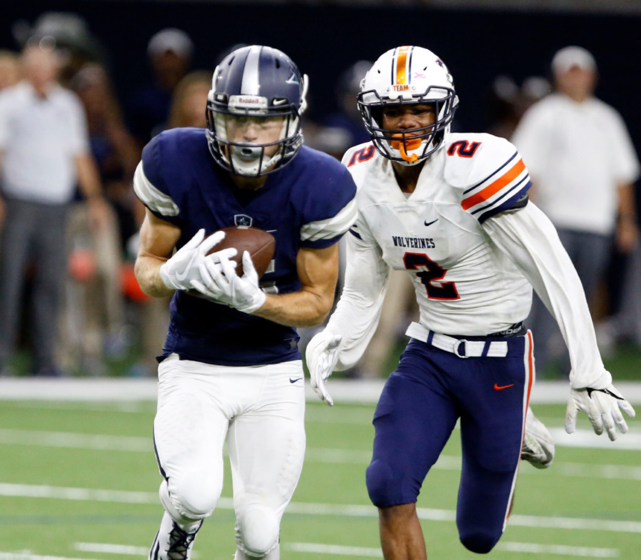 Frisco Lone Star High WR Coby Shelton (15) grabs a pass and heads to the end zone for the...