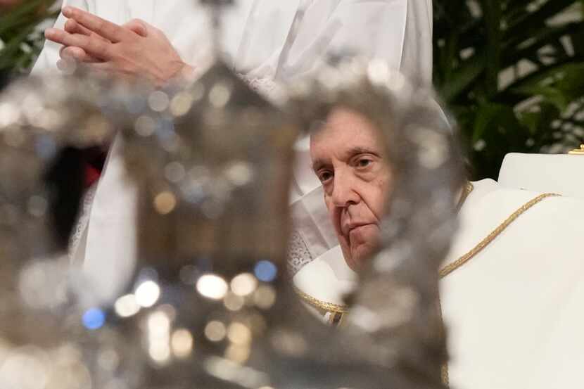 El Papa Francisco bendice un jarro de aceite durante un acto en la basílica de San Pedro, en...
