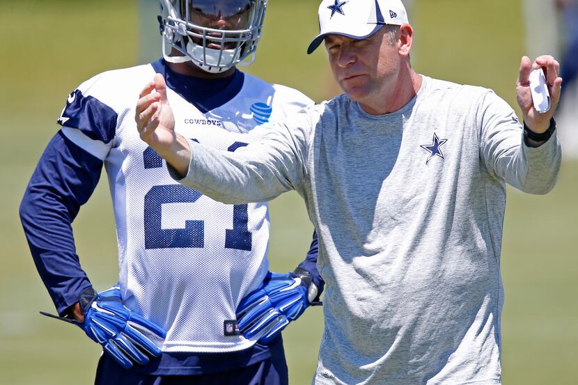 Cowboys Offensive Coordinator Scott Linehan, right, talks with rookie running back Ezekiel...