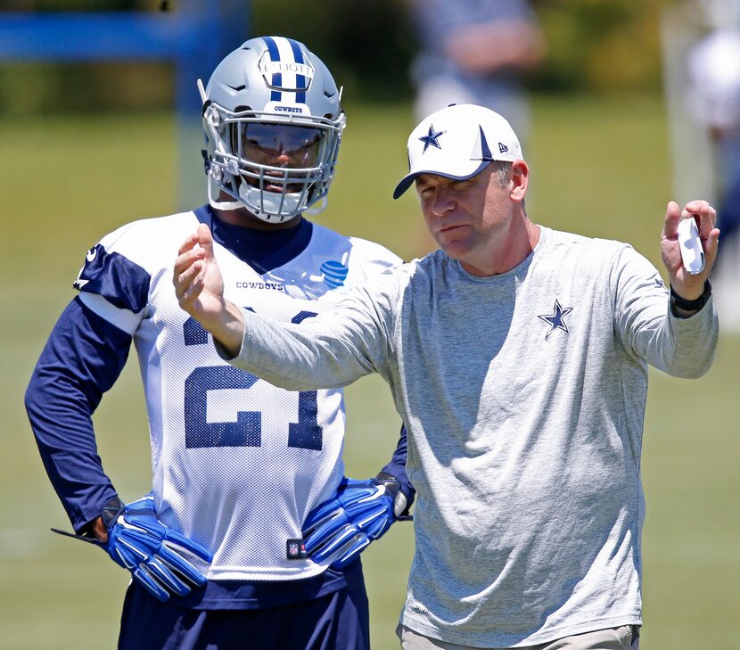 Cowboys Offensive Coordinator Scott Linehan, right, talks with rookie running back Ezekiel...