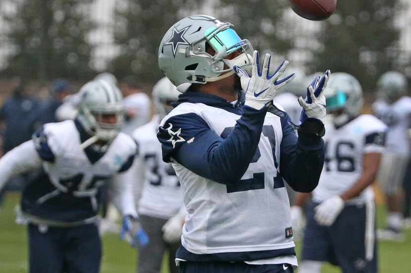 Dallas Cowboys running back Ezekiel Elliott (21) catches a pass at practice on Wednesday,...