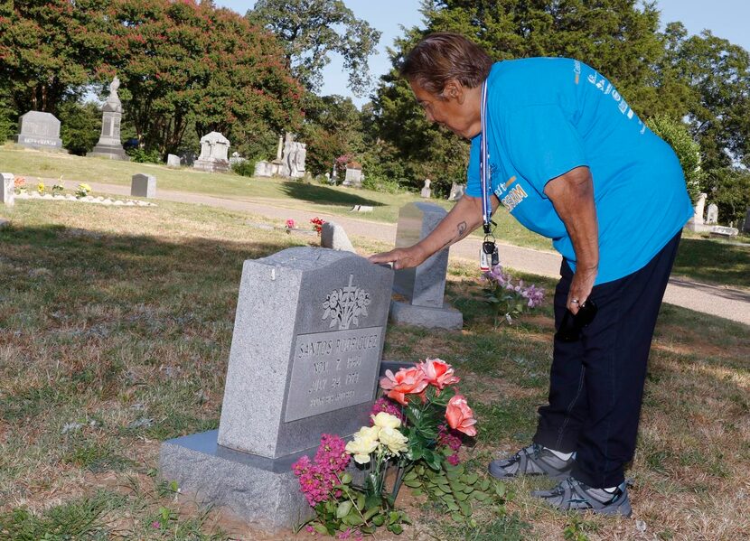 Bessie Rodríguez visita la tumba de su hijo Santos, quien murió hace 42 años baleado por un...