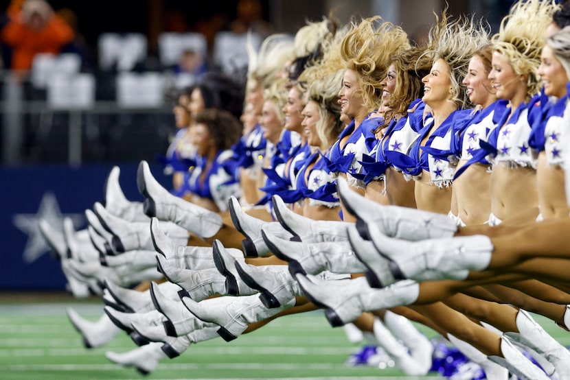 Las porristas de los Dallas Cowboys bailan previo al partido de la NFL contra los Detroit...