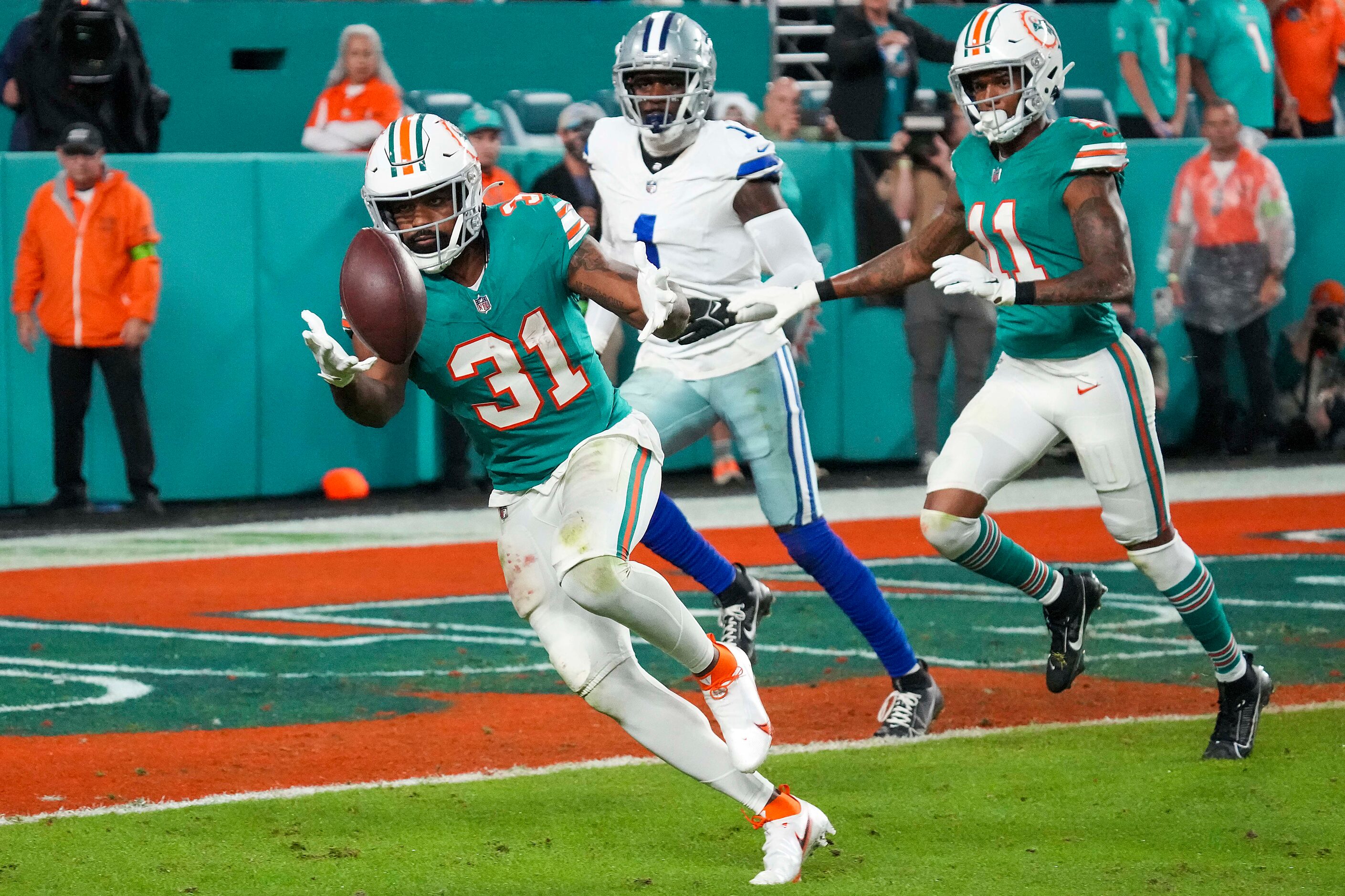 Miami Dolphins running back Raheem Mostert (31) makes a one-handed catch on a four yard...